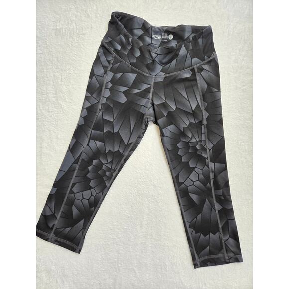 Old Navy Active Fitted Capri Leggings Small- Geometric - Black/Gray - Picture 1 of 5
